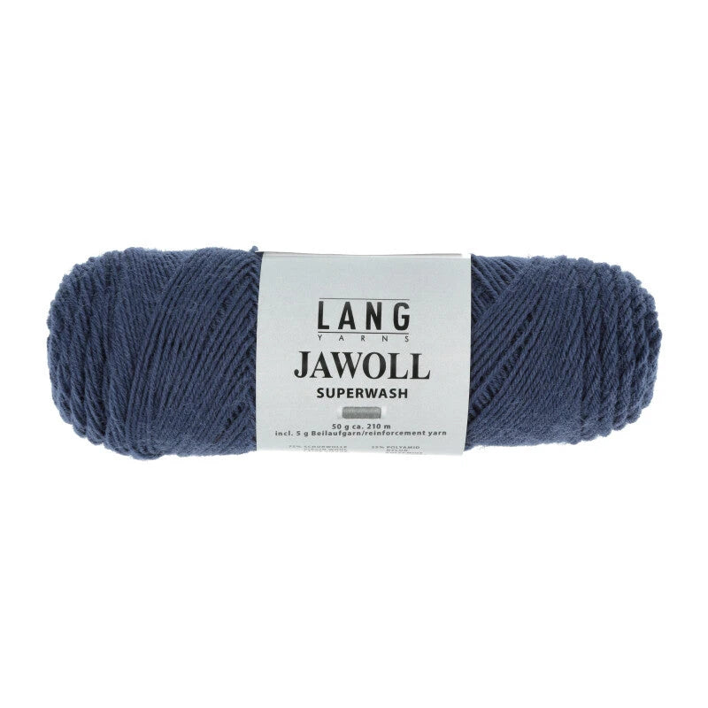Lang Yarns Jawoll – Sukkalankojen klassikko ja kestävyyden salaisuus.
75 % puhdasta uutta villaa (Patagonian Corriedale), 25 % polyamidia
50 g = n. 210 m (Fingering-vahvuus)
Kerän sisällä on 5 gramman vahvikelankarulla samassa sävyssä.