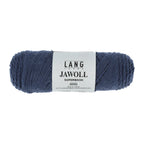 Lang Yarns Jawoll – Sukkalankojen klassikko ja kestävyyden salaisuus.
75 % puhdasta uutta villaa (Patagonian Corriedale), 25 % polyamidia
50 g = n. 210 m (Fingering-vahvuus)
Kerän sisällä on 5 gramman vahvikelankarulla samassa sävyssä.