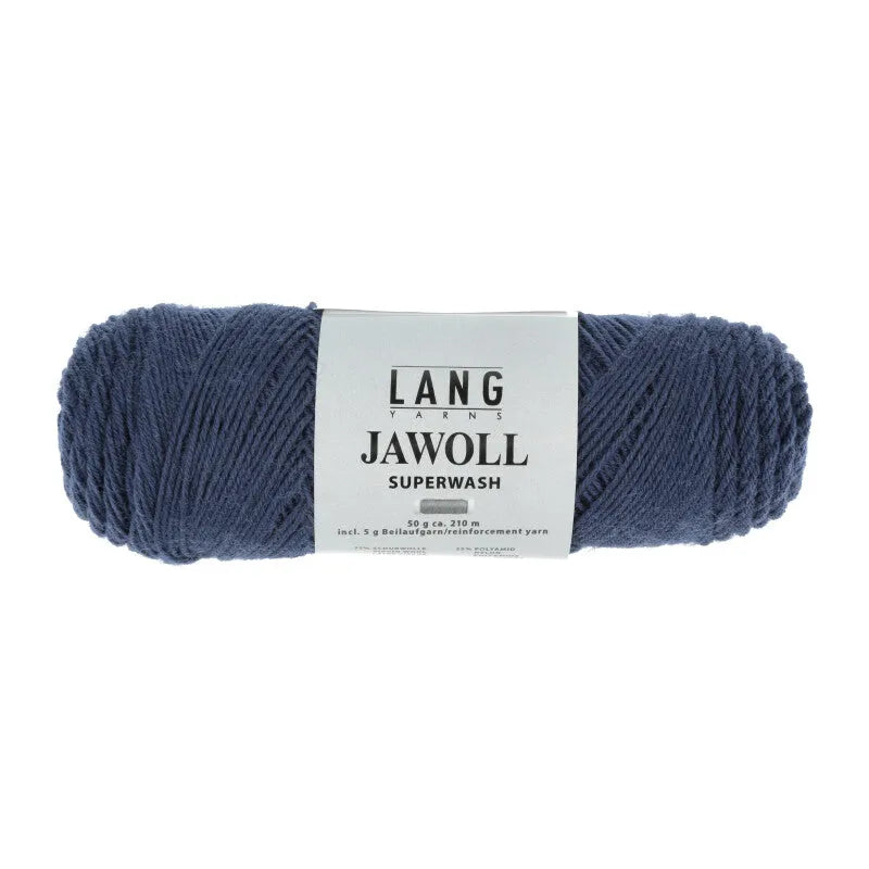 Lang Yarns Jawoll – Sukkalankojen klassikko ja kestävyyden salaisuus.
75 % puhdasta uutta villaa (Patagonian Corriedale), 25 % polyamidia
50 g = n. 210 m (Fingering-vahvuus)
Kerän sisällä on 5 gramman vahvikelankarulla samassa sävyssä.