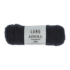 Lang Yarns Jawoll – Sukkalankojen klassikko ja kestävyyden salaisuus.
75 % puhdasta uutta villaa (Patagonian Corriedale), 25 % polyamidia
50 g = n. 210 m (Fingering-vahvuus)
Kerän sisällä on 5 gramman vahvikelankarulla samassa sävyssä.