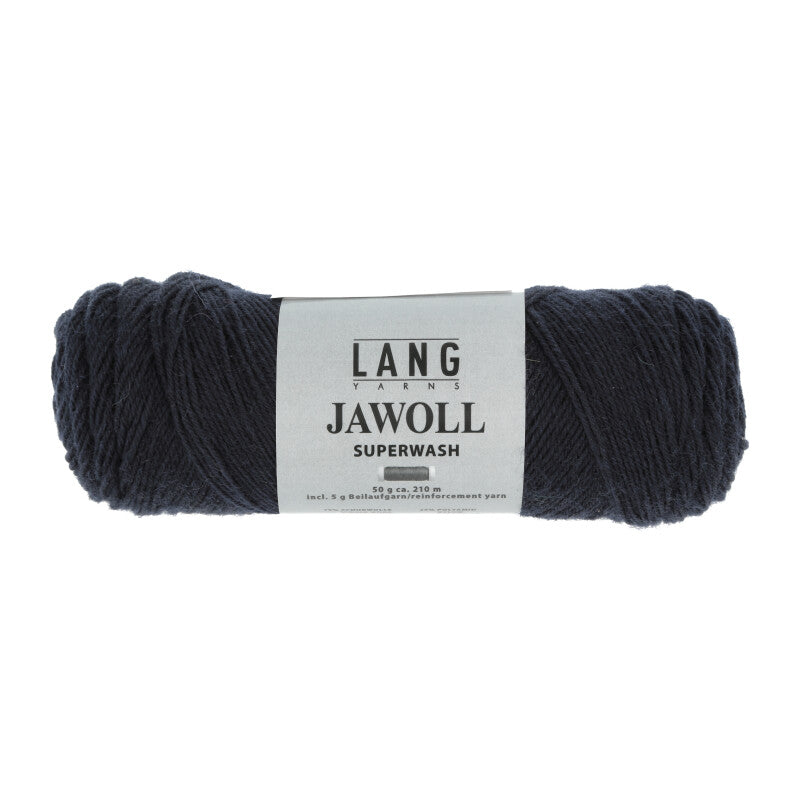 Lang Yarns Jawoll – Sukkalankojen klassikko ja kestävyyden salaisuus.
75 % puhdasta uutta villaa (Patagonian Corriedale), 25 % polyamidia
50 g = n. 210 m (Fingering-vahvuus)
Kerän sisällä on 5 gramman vahvikelankarulla samassa sävyssä.