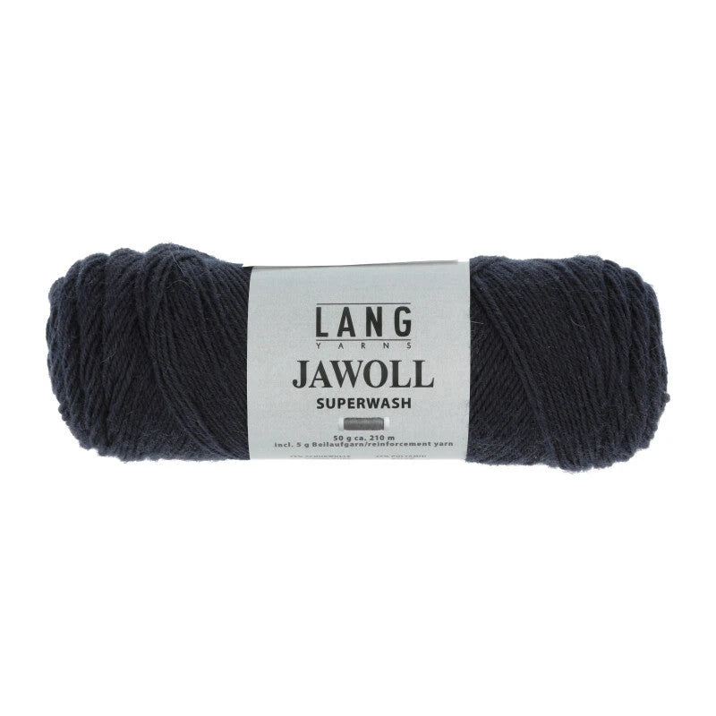 Lang Yarns Jawoll – Sukkalankojen klassikko ja kestävyyden salaisuus.
75 % puhdasta uutta villaa (Patagonian Corriedale), 25 % polyamidia
50 g = n. 210 m (Fingering-vahvuus)
Kerän sisällä on 5 gramman vahvikelankarulla samassa sävyssä.