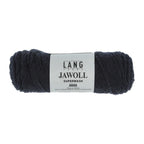 Lang Yarns Jawoll – Sukkalankojen klassikko ja kestävyyden salaisuus.
75 % puhdasta uutta villaa (Patagonian Corriedale), 25 % polyamidia
50 g = n. 210 m (Fingering-vahvuus)
Kerän sisällä on 5 gramman vahvikelankarulla samassa sävyssä.