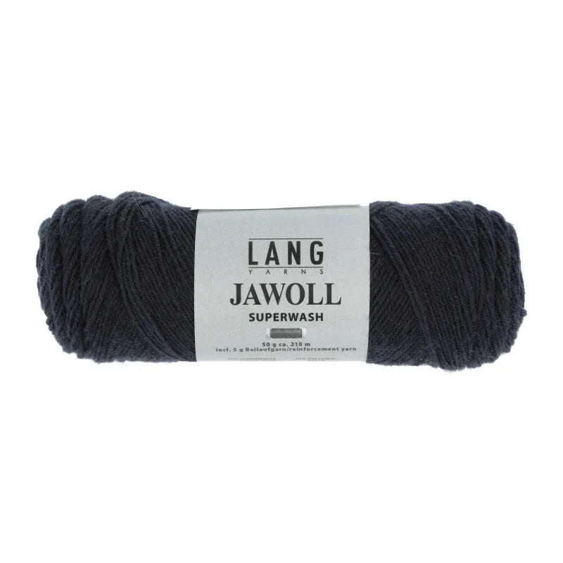 Lang Yarns Jawoll – Sukkalankojen klassikko ja kestävyyden salaisuus.
75 % puhdasta uutta villaa (Patagonian Corriedale), 25 % polyamidia
50 g = n. 210 m (Fingering-vahvuus)
Kerän sisällä on 5 gramman vahvikelankarulla samassa sävyssä.