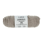 Lang Yarns Jawoll – Sukkalankojen klassikko ja kestävyyden salaisuus.
75 % puhdasta uutta villaa (Patagonian Corriedale), 25 % polyamidia
50 g = n. 210 m (Fingering-vahvuus)
Kerän sisällä on 5 gramman vahvikelankarulla samassa sävyssä.
