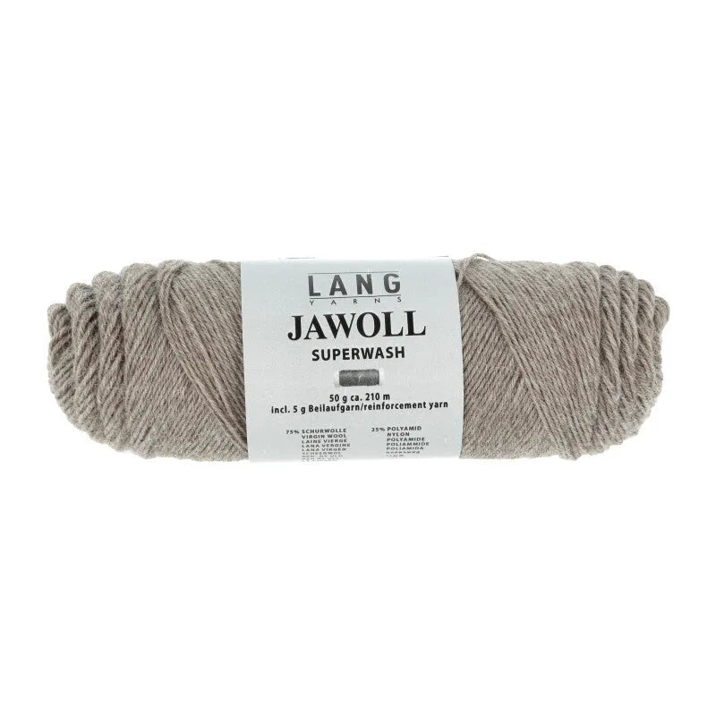 Lang Yarns Jawoll – Sukkalankojen klassikko ja kestävyyden salaisuus.
75 % puhdasta uutta villaa (Patagonian Corriedale), 25 % polyamidia
50 g = n. 210 m (Fingering-vahvuus)
Kerän sisällä on 5 gramman vahvikelankarulla samassa sävyssä.