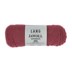 Lang Yarns Jawoll – Sukkalankojen klassikko ja kestävyyden salaisuus.
75 % puhdasta uutta villaa (Patagonian Corriedale), 25 % polyamidia
50 g = n. 210 m (Fingering-vahvuus)
Kerän sisällä on 5 gramman vahvikelankarulla samassa sävyssä.