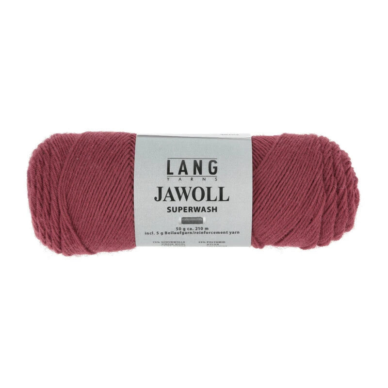 Lang Yarns Jawoll – Sukkalankojen klassikko ja kestävyyden salaisuus.
75 % puhdasta uutta villaa (Patagonian Corriedale), 25 % polyamidia
50 g = n. 210 m (Fingering-vahvuus)
Kerän sisällä on 5 gramman vahvikelankarulla samassa sävyssä.