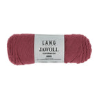 Lang Yarns Jawoll – Sukkalankojen klassikko ja kestävyyden salaisuus.
75 % puhdasta uutta villaa (Patagonian Corriedale), 25 % polyamidia
50 g = n. 210 m (Fingering-vahvuus)
Kerän sisällä on 5 gramman vahvikelankarulla samassa sävyssä.