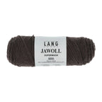 Lang Yarns Jawoll – Sukkalankojen klassikko ja kestävyyden salaisuus.
75 % puhdasta uutta villaa (Patagonian Corriedale), 25 % polyamidia
50 g = n. 210 m (Fingering-vahvuus)
Kerän sisällä on 5 gramman vahvikelankarulla samassa sävyssä.