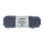 Lang Yarns Jawoll – Sukkalankojen klassikko ja kestävyyden salaisuus.
75 % puhdasta uutta villaa (Patagonian Corriedale), 25 % polyamidia
50 g = n. 210 m (Fingering-vahvuus)
Kerän sisällä on 5 gramman vahvikelankarulla samassa sävyssä.