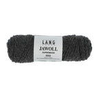 Lang Yarns Jawoll – Sukkalankojen klassikko ja kestävyyden salaisuus.
75 % puhdasta uutta villaa (Patagonian Corriedale), 25 % polyamidia
50 g = n. 210 m (Fingering-vahvuus)
Kerän sisällä on 5 gramman vahvikelankarulla samassa sävyssä.