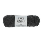 Lang Yarns Jawoll – Sukkalankojen klassikko ja kestävyyden salaisuus.
75 % puhdasta uutta villaa (Patagonian Corriedale), 25 % polyamidia
50 g = n. 210 m (Fingering-vahvuus)
Kerän sisällä on 5 gramman vahvikelankarulla samassa sävyssä.