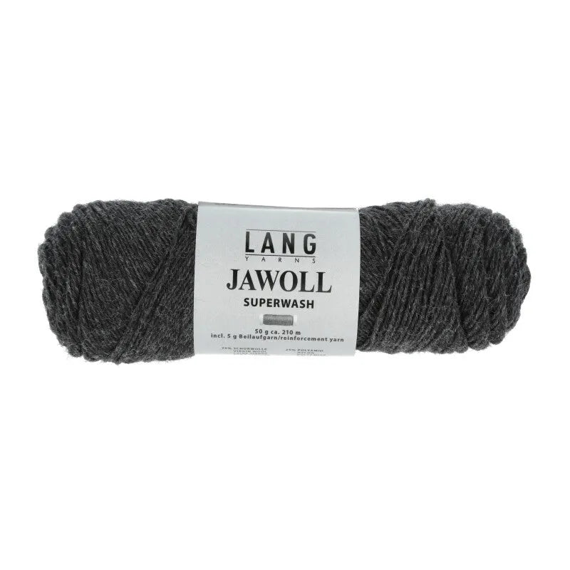 Lang Yarns Jawoll – Sukkalankojen klassikko ja kestävyyden salaisuus.
75 % puhdasta uutta villaa (Patagonian Corriedale), 25 % polyamidia
50 g = n. 210 m (Fingering-vahvuus)
Kerän sisällä on 5 gramman vahvikelankarulla samassa sävyssä.