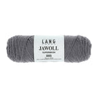 Lang Yarns Jawoll – Sukkalankojen klassikko ja kestävyyden salaisuus.
75 % puhdasta uutta villaa (Patagonian Corriedale), 25 % polyamidia
50 g = n. 210 m (Fingering-vahvuus)
Kerän sisällä on 5 gramman vahvikelankarulla samassa sävyssä.