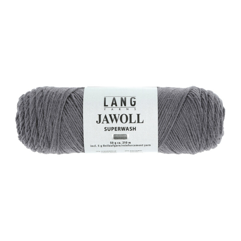 Lang Yarns Jawoll – Sukkalankojen klassikko ja kestävyyden salaisuus.
75 % puhdasta uutta villaa (Patagonian Corriedale), 25 % polyamidia
50 g = n. 210 m (Fingering-vahvuus)
Kerän sisällä on 5 gramman vahvikelankarulla samassa sävyssä.