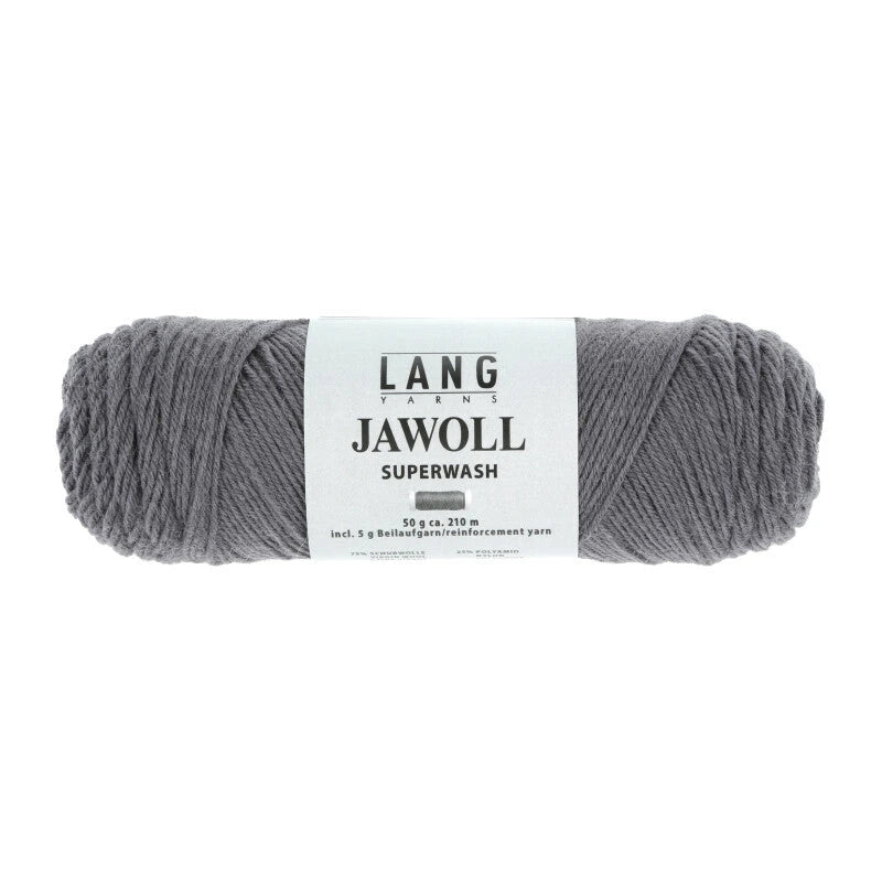 Lang Yarns Jawoll – Sukkalankojen klassikko ja kestävyyden salaisuus.
75 % puhdasta uutta villaa (Patagonian Corriedale), 25 % polyamidia
50 g = n. 210 m (Fingering-vahvuus)
Kerän sisällä on 5 gramman vahvikelankarulla samassa sävyssä.