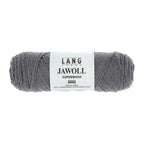 Lang Yarns Jawoll – Sukkalankojen klassikko ja kestävyyden salaisuus.
75 % puhdasta uutta villaa (Patagonian Corriedale), 25 % polyamidia
50 g = n. 210 m (Fingering-vahvuus)
Kerän sisällä on 5 gramman vahvikelankarulla samassa sävyssä.