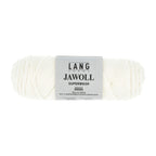 Lang Yarns Jawoll – Sukkalankojen klassikko ja kestävyyden salaisuus.
75 % puhdasta uutta villaa (Patagonian Corriedale), 25 % polyamidia
50 g = n. 210 m (Fingering-vahvuus)
Kerän sisällä on 5 gramman vahvikelankarulla samassa sävyssä.