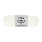 Lang Yarns Jawoll – Sukkalankojen klassikko ja kestävyyden salaisuus.
75 % puhdasta uutta villaa (Patagonian Corriedale), 25 % polyamidia
50 g = n. 210 m (Fingering-vahvuus)
Kerän sisällä on 5 gramman vahvikelankarulla samassa sävyssä.