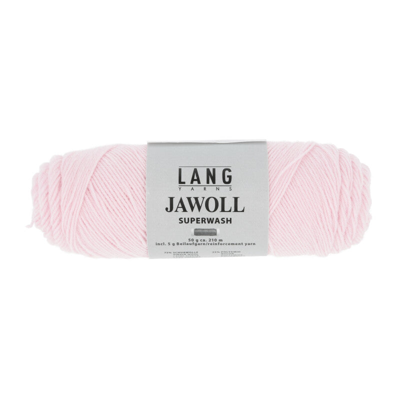 Lang Yarns Jawoll – Sukkalankojen klassikko ja kestävyyden salaisuus.
75 % puhdasta uutta villaa (Patagonian Corriedale), 25 % polyamidia
50 g = n. 210 m (Fingering-vahvuus)
Kerän sisällä on 5 gramman vahvikelankarulla samassa sävyssä.