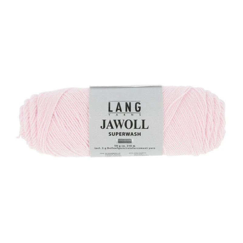 Lang Yarns Jawoll – Sukkalankojen klassikko ja kestävyyden salaisuus.
75 % puhdasta uutta villaa (Patagonian Corriedale), 25 % polyamidia
50 g = n. 210 m (Fingering-vahvuus)
Kerän sisällä on 5 gramman vahvikelankarulla samassa sävyssä.