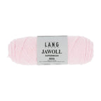 Lang Yarns Jawoll – Sukkalankojen klassikko ja kestävyyden salaisuus.
75 % puhdasta uutta villaa (Patagonian Corriedale), 25 % polyamidia
50 g = n. 210 m (Fingering-vahvuus)
Kerän sisällä on 5 gramman vahvikelankarulla samassa sävyssä.