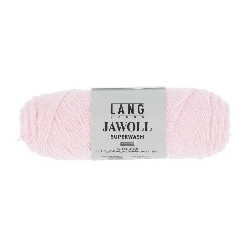 Lang Yarns Jawoll – Sukkalankojen klassikko ja kestävyyden salaisuus.
75 % puhdasta uutta villaa (Patagonian Corriedale), 25 % polyamidia
50 g = n. 210 m (Fingering-vahvuus)
Kerän sisällä on 5 gramman vahvikelankarulla samassa sävyssä.