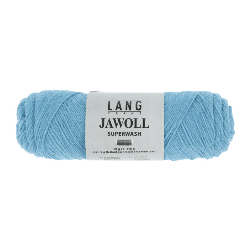Lang Yarns Jawoll – Sukkalankojen klassikko ja kestävyyden salaisuus.
75 % puhdasta uutta villaa (Patagonian Corriedale), 25 % polyamidia
50 g = n. 210 m (Fingering-vahvuus)
Kerän sisällä on 5 gramman vahvikelankarulla samassa sävyssä.