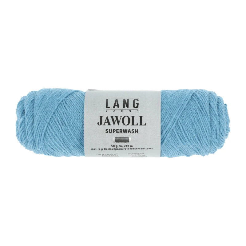 Lang Yarns Jawoll – Sukkalankojen klassikko ja kestävyyden salaisuus.
75 % puhdasta uutta villaa (Patagonian Corriedale), 25 % polyamidia
50 g = n. 210 m (Fingering-vahvuus)
Kerän sisällä on 5 gramman vahvikelankarulla samassa sävyssä.