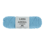 Lang Yarns Jawoll – Sukkalankojen klassikko ja kestävyyden salaisuus.
75 % puhdasta uutta villaa (Patagonian Corriedale), 25 % polyamidia
50 g = n. 210 m (Fingering-vahvuus)
Kerän sisällä on 5 gramman vahvikelankarulla samassa sävyssä.