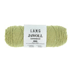Lang Yarns Jawoll – Sukkalankojen klassikko ja kestävyyden salaisuus.
75 % puhdasta uutta villaa (Patagonian Corriedale), 25 % polyamidia
50 g = n. 210 m (Fingering-vahvuus)
Kerän sisällä on 5 gramman vahvikelankarulla samassa sävyssä.
