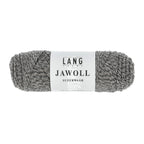 Lang Yarns Jawoll – Sukkalankojen klassikko ja kestävyyden salaisuus.
75 % puhdasta uutta villaa (Patagonian Corriedale), 25 % polyamidia
50 g = n. 210 m (Fingering-vahvuus)
Kerän sisällä on 5 gramman vahvikelankarulla samassa sävyssä.