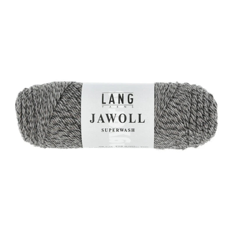 Lang Yarns Jawoll – Sukkalankojen klassikko ja kestävyyden salaisuus.
75 % puhdasta uutta villaa (Patagonian Corriedale), 25 % polyamidia
50 g = n. 210 m (Fingering-vahvuus)
Kerän sisällä on 5 gramman vahvikelankarulla samassa sävyssä.