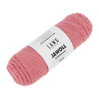 Lang Yarns Jawoll – Sukkalankojen klassikko ja kestävyyden salaisuus.
75 % puhdasta uutta villaa (Patagonian Corriedale), 25 % polyamidia
50 g = n. 210 m (Fingering-vahvuus)
Kerän sisällä on 5 gramman vahvikelankarulla samassa sävyssä.