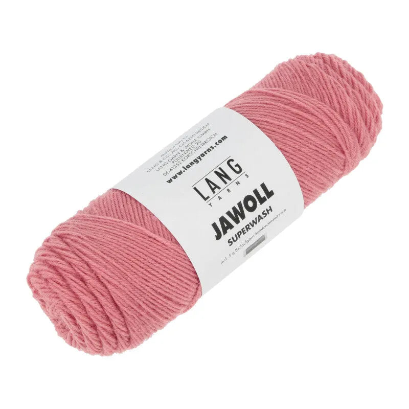 Lang Yarns Jawoll – Sukkalankojen klassikko ja kestävyyden salaisuus.
75 % puhdasta uutta villaa (Patagonian Corriedale), 25 % polyamidia
50 g = n. 210 m (Fingering-vahvuus)
Kerän sisällä on 5 gramman vahvikelankarulla samassa sävyssä.