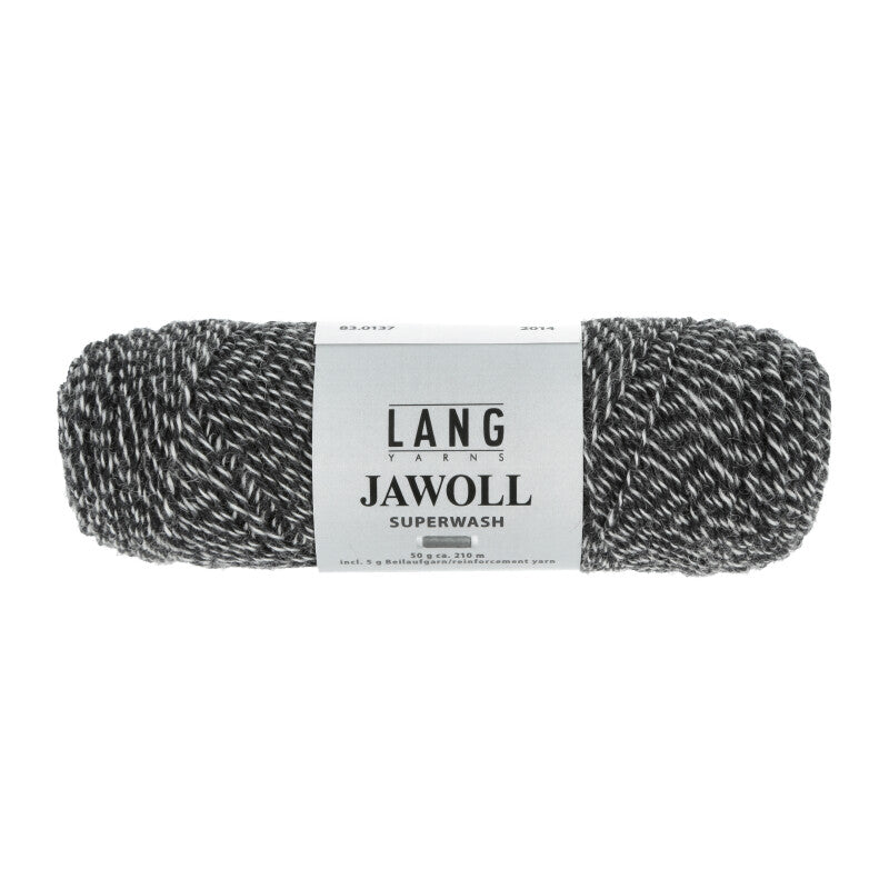 Lang Yarns Jawoll – Sukkalankojen klassikko ja kestävyyden salaisuus.
75 % puhdasta uutta villaa (Patagonian Corriedale), 25 % polyamidia
50 g = n. 210 m (Fingering-vahvuus)
Kerän sisällä on 5 gramman vahvikelankarulla samassa sävyssä.