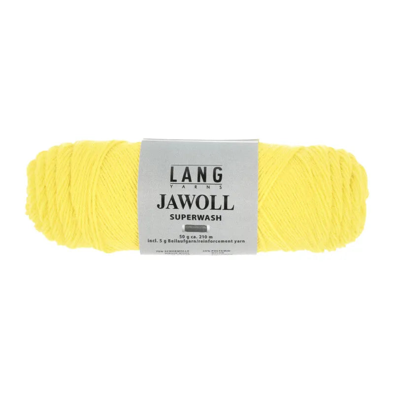 Lang Yarns Jawoll – Sukkalankojen klassikko ja kestävyyden salaisuus.
75 % puhdasta uutta villaa (Patagonian Corriedale), 25 % polyamidia
50 g = n. 210 m (Fingering-vahvuus)
Kerän sisällä on 5 gramman vahvikelankarulla samassa sävyssä.