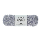 Lang Yarns Jawoll – Sukkalankojen klassikko ja kestävyyden salaisuus.
75 % puhdasta uutta villaa (Patagonian Corriedale), 25 % polyamidia
50 g = n. 210 m (Fingering-vahvuus)
Kerän sisällä on 5 gramman vahvikelankarulla samassa sävyssä.