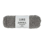 Lang Yarns Jawoll – Sukkalankojen klassikko ja kestävyyden salaisuus.
75 % puhdasta uutta villaa (Patagonian Corriedale), 25 % polyamidia
50 g = n. 210 m (Fingering-vahvuus)
Kerän sisällä on 5 gramman vahvikelankarulla samassa sävyssä.