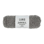 Lang Yarns Jawoll – Sukkalankojen klassikko ja kestävyyden salaisuus.
75 % puhdasta uutta villaa (Patagonian Corriedale), 25 % polyamidia
50 g = n. 210 m (Fingering-vahvuus)
Kerän sisällä on 5 gramman vahvikelankarulla samassa sävyssä.