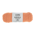 Lang Yarns Jawoll – Sukkalankojen klassikko ja kestävyyden salaisuus.
75 % puhdasta uutta villaa (Patagonian Corriedale), 25 % polyamidia
50 g = n. 210 m (Fingering-vahvuus)
Kerän sisällä on 5 gramman vahvikelankarulla samassa sävyssä.