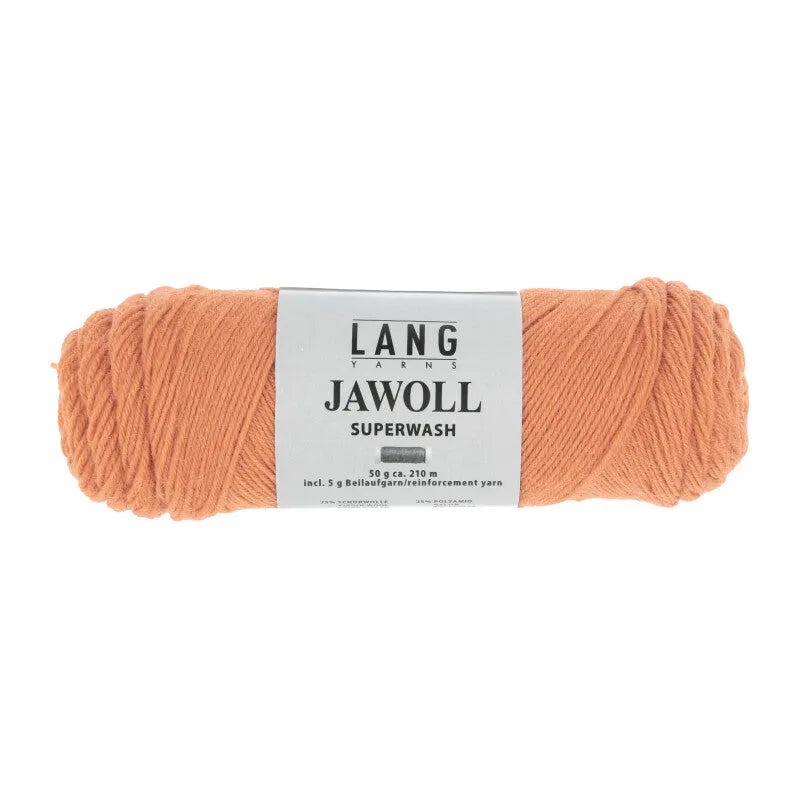 Lang Yarns Jawoll – Sukkalankojen klassikko ja kestävyyden salaisuus.
75 % puhdasta uutta villaa (Patagonian Corriedale), 25 % polyamidia
50 g = n. 210 m (Fingering-vahvuus)
Kerän sisällä on 5 gramman vahvikelankarulla samassa sävyssä.