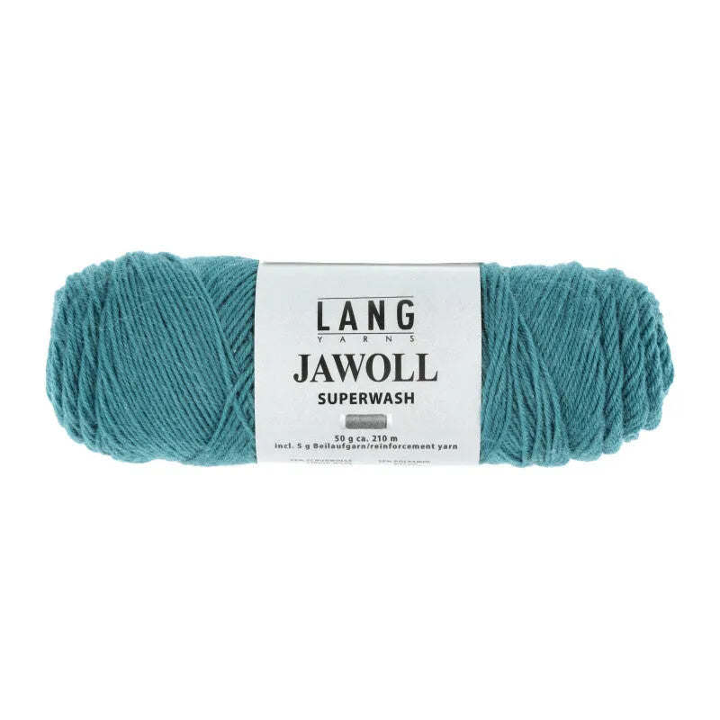 Lang Yarns Jawoll – Sukkalankojen klassikko ja kestävyyden salaisuus.
75 % puhdasta uutta villaa (Patagonian Corriedale), 25 % polyamidia
50 g = n. 210 m (Fingering-vahvuus)
Kerän sisällä on 5 gramman vahvikelankarulla samassa sävyssä.