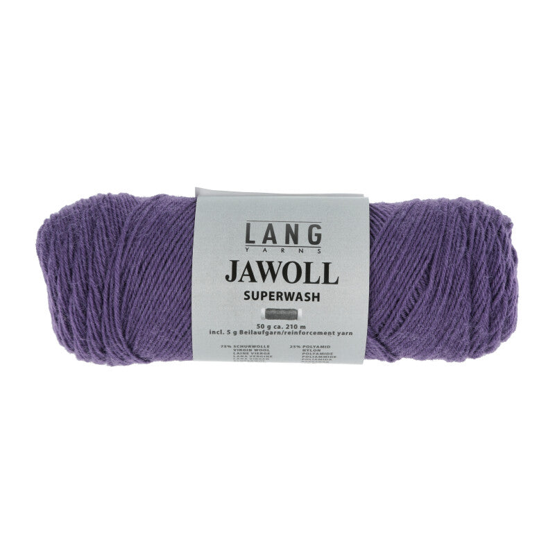 Lang Yarns Jawoll – Sukkalankojen klassikko ja kestävyyden salaisuus.
75 % puhdasta uutta villaa (Patagonian Corriedale), 25 % polyamidia
50 g = n. 210 m (Fingering-vahvuus)
Kerän sisällä on 5 gramman vahvikelankarulla samassa sävyssä.