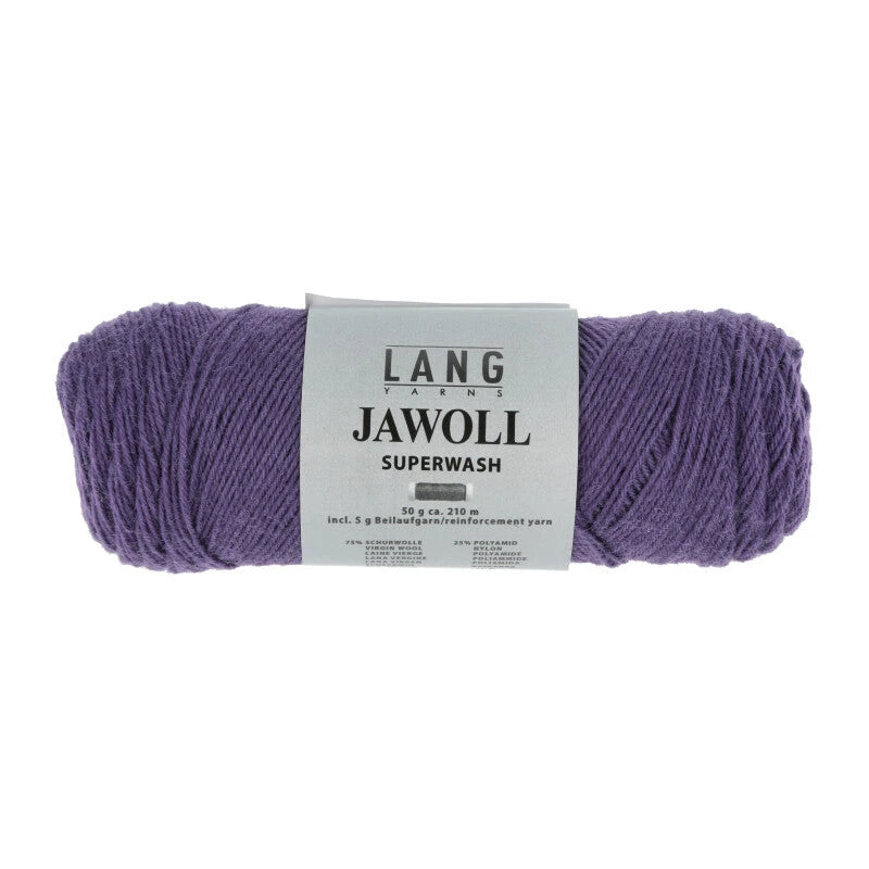 Lang Yarns Jawoll – Sukkalankojen klassikko ja kestävyyden salaisuus.
75 % puhdasta uutta villaa (Patagonian Corriedale), 25 % polyamidia
50 g = n. 210 m (Fingering-vahvuus)
Kerän sisällä on 5 gramman vahvikelankarulla samassa sävyssä.