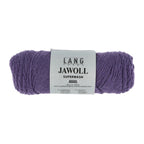 Lang Yarns Jawoll – Sukkalankojen klassikko ja kestävyyden salaisuus.
75 % puhdasta uutta villaa (Patagonian Corriedale), 25 % polyamidia
50 g = n. 210 m (Fingering-vahvuus)
Kerän sisällä on 5 gramman vahvikelankarulla samassa sävyssä.