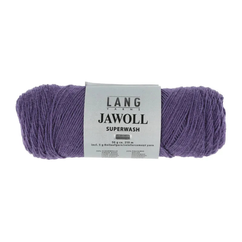 Lang Yarns Jawoll – Sukkalankojen klassikko ja kestävyyden salaisuus.
75 % puhdasta uutta villaa (Patagonian Corriedale), 25 % polyamidia
50 g = n. 210 m (Fingering-vahvuus)
Kerän sisällä on 5 gramman vahvikelankarulla samassa sävyssä.