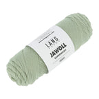 Lang Yarns Jawoll – Sukkalankojen klassikko ja kestävyyden salaisuus.
75 % puhdasta uutta villaa (Patagonian Corriedale), 25 % polyamidia
50 g = n. 210 m (Fingering-vahvuus)
Kerän sisällä on 5 gramman vahvikelankarulla samassa sävyssä.