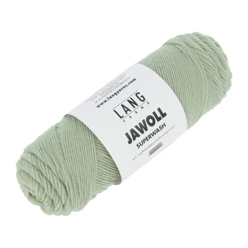 Lang Yarns Jawoll – Sukkalankojen klassikko ja kestävyyden salaisuus.
75 % puhdasta uutta villaa (Patagonian Corriedale), 25 % polyamidia
50 g = n. 210 m (Fingering-vahvuus)
Kerän sisällä on 5 gramman vahvikelankarulla samassa sävyssä.